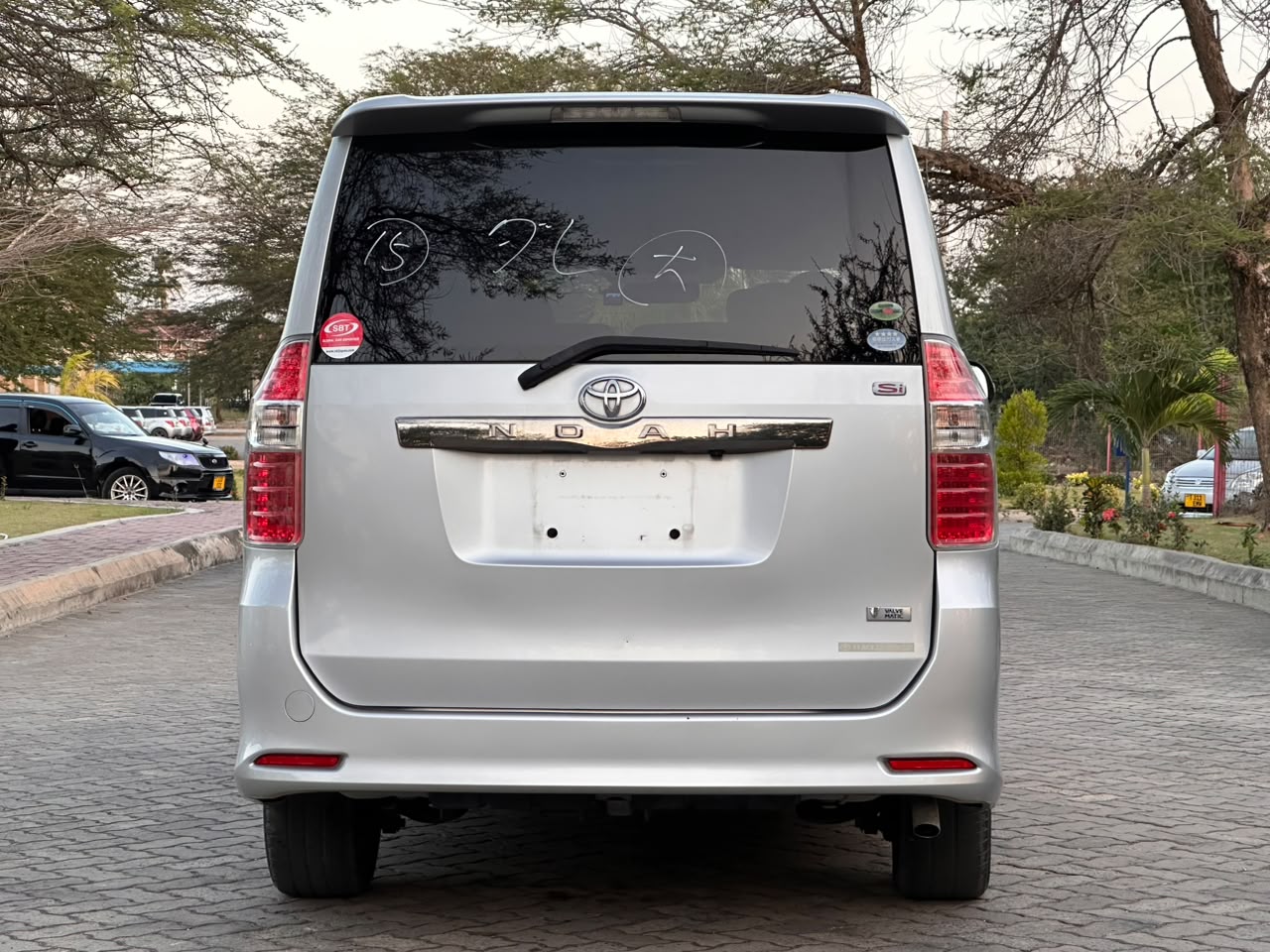 TOYOTA NOAH thumbnail 9